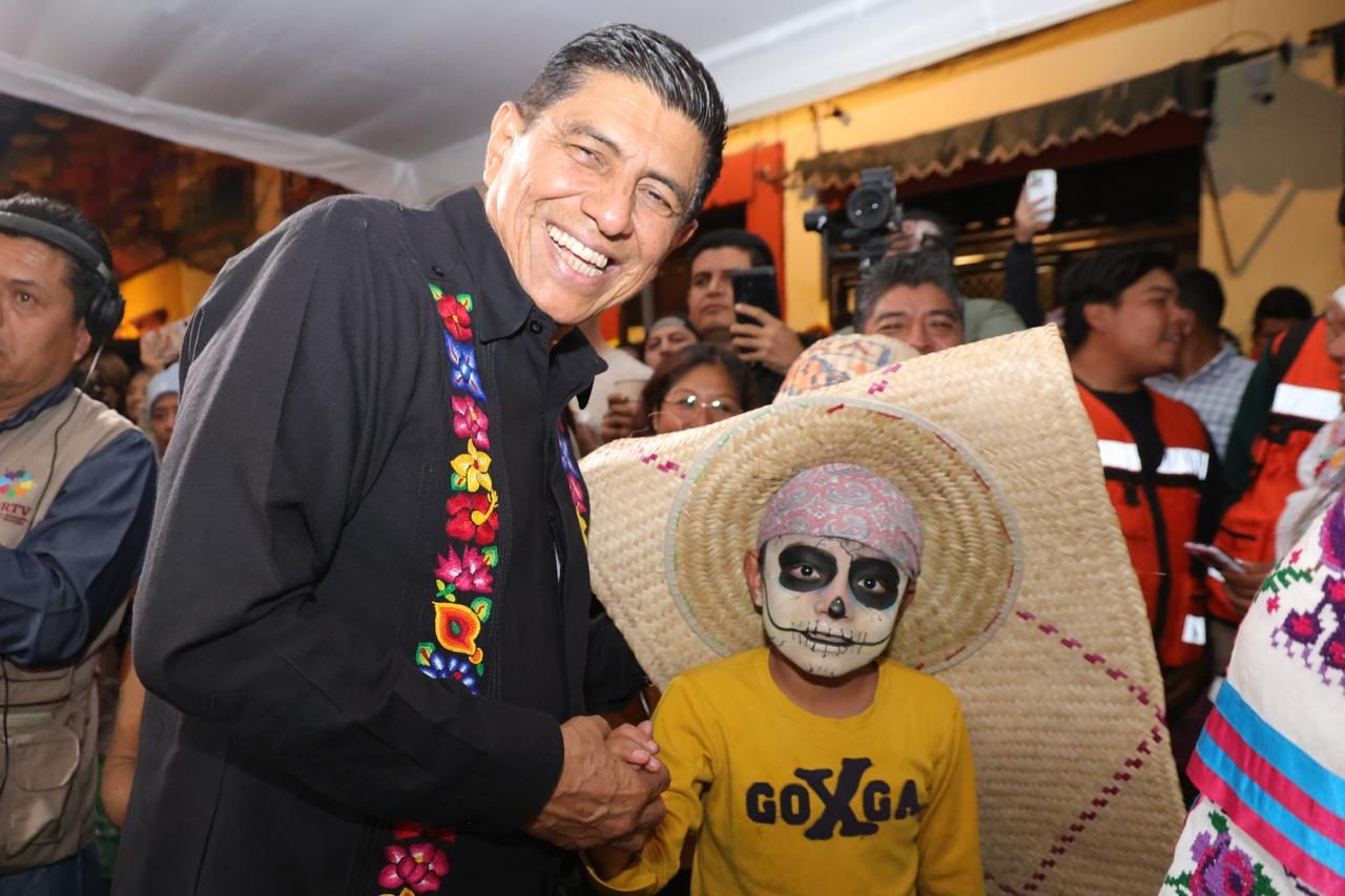 Festeja Oaxaca el Día de Muertos con Verbena Popular Xandú en el Zócalo capitalino (+Video)