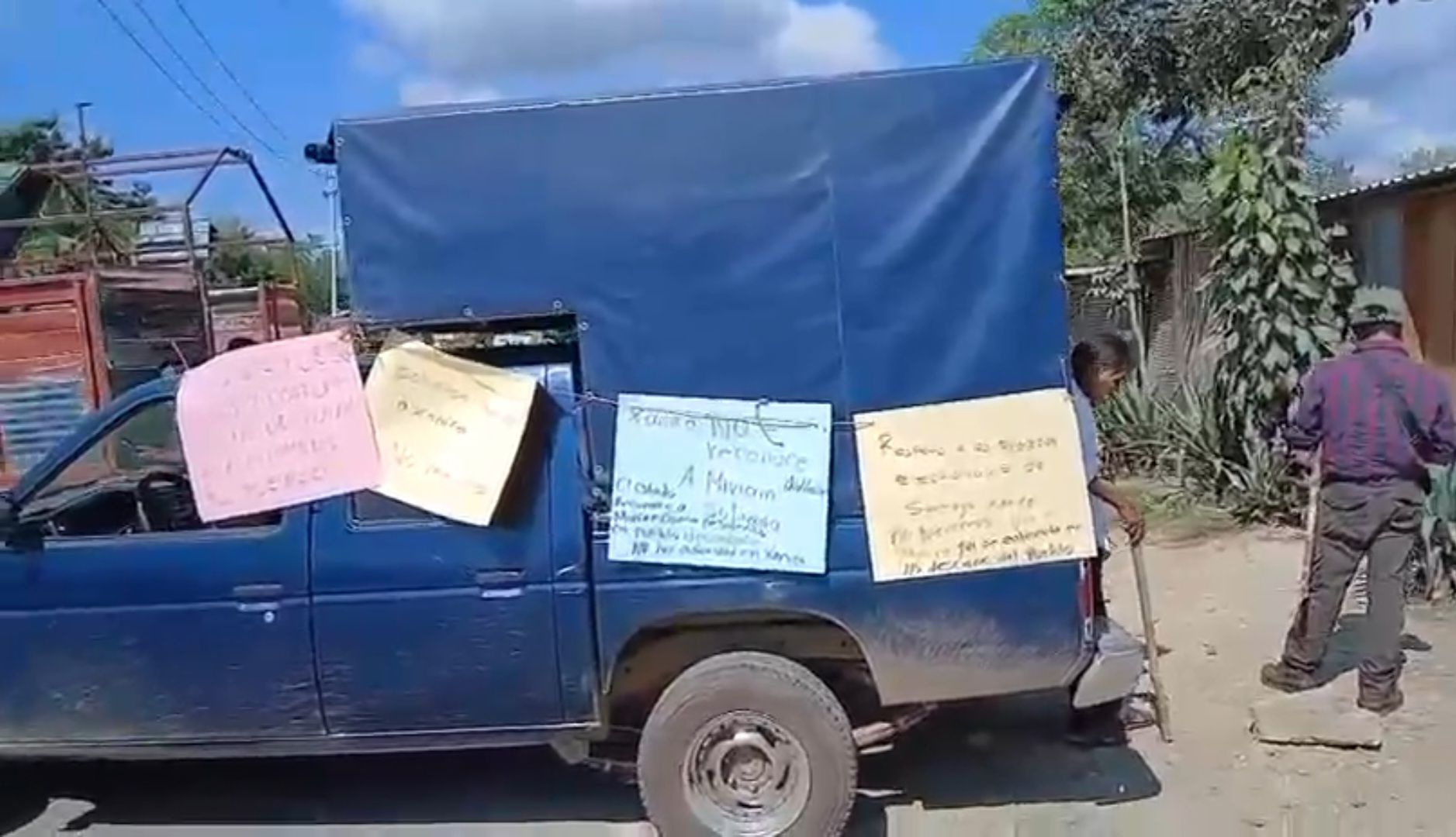 Pobladores de Xanica bloquean el entronque en Pochutla (+ Video )