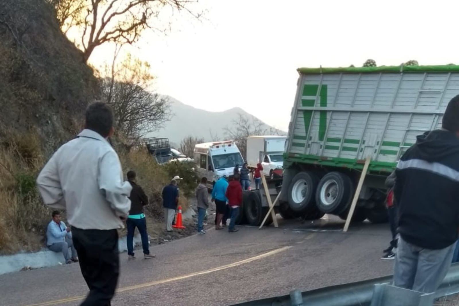 Cerrado el paso en San Dionisio Ocotepec por accidente La Onda Oaxaca