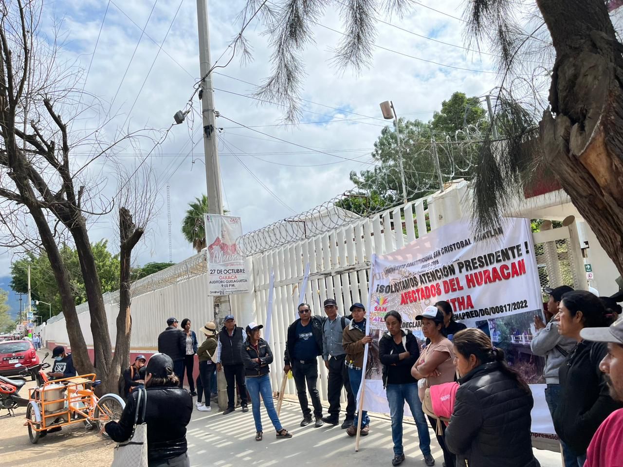 Habitantes de San Cristóbal Amatlán arremeten contra delegada de