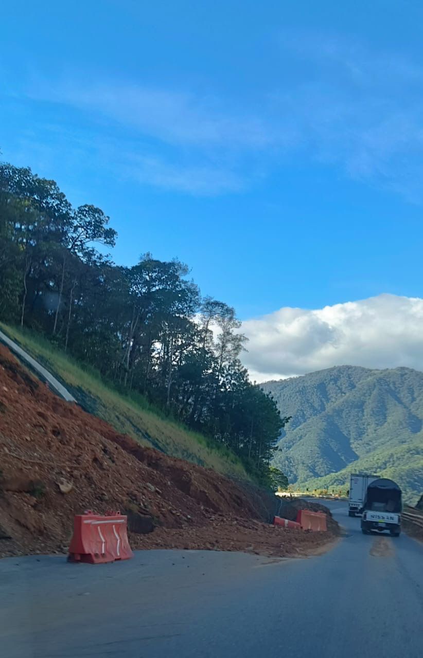 Emite Protección Civil recomendaciones por presencia de material suelto y deslaves en la carretera Barranca Larga–Ventanilla