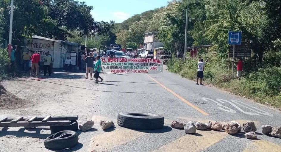 Se mantiene cerrado el paso en Santiago Astata
