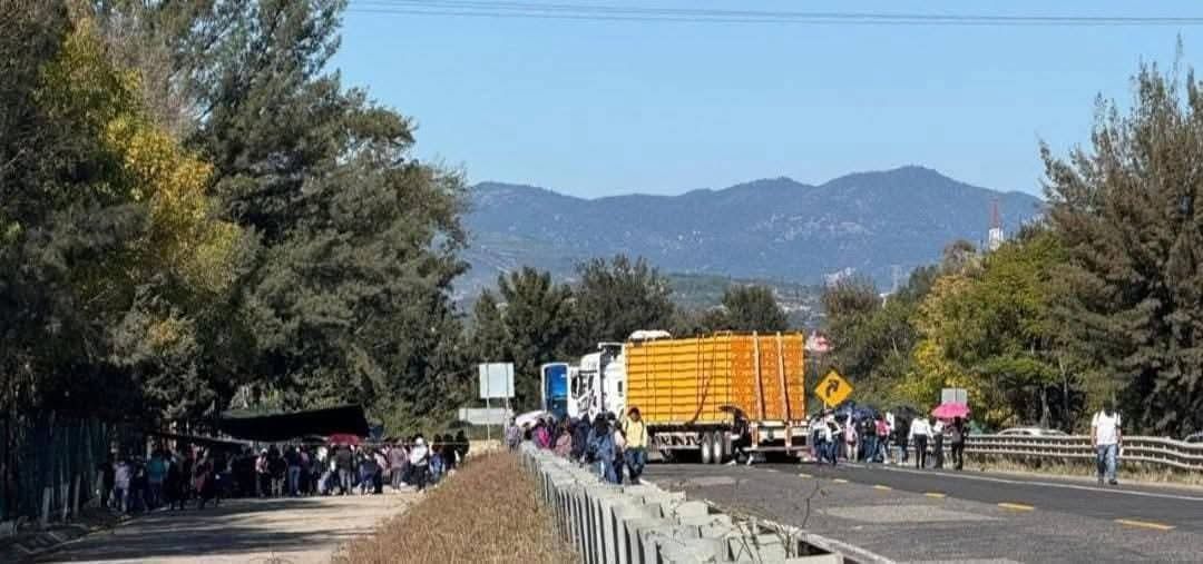 Bloquean maestros en Nochixtlán