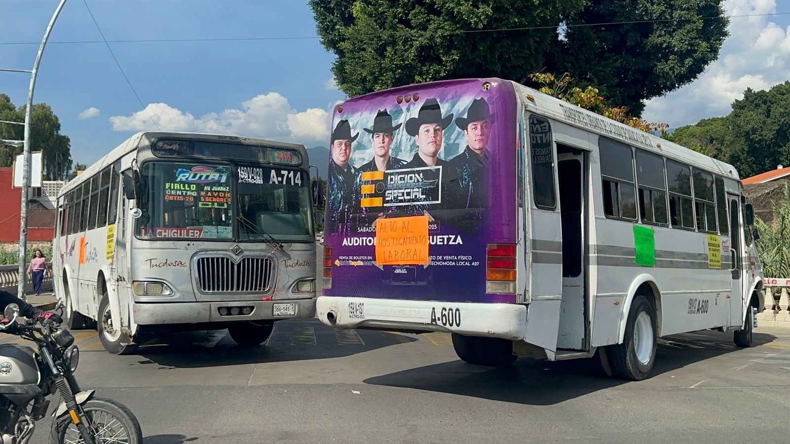 Personal de PAEE bloquean a la altura de Fonapas