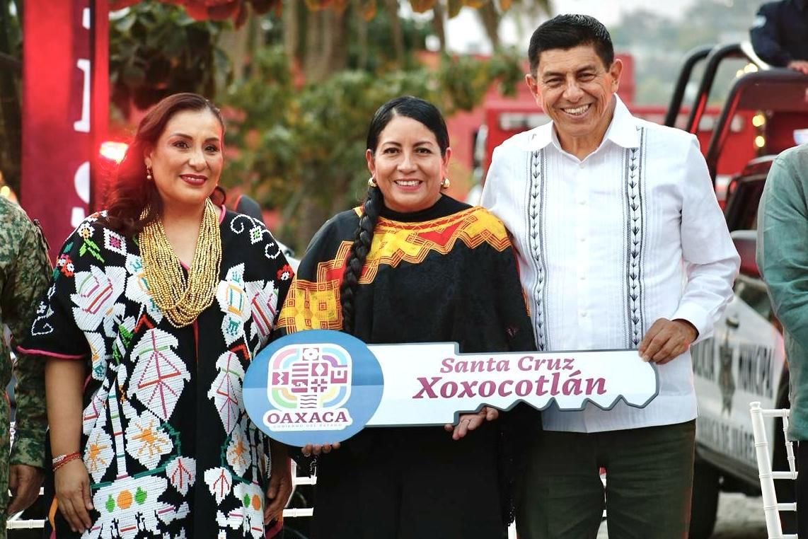 Entrega Gobernador Jara Cruz a Nancy Benítez 10 nuevas patrullas y motopatrullas para Xoxocotlán