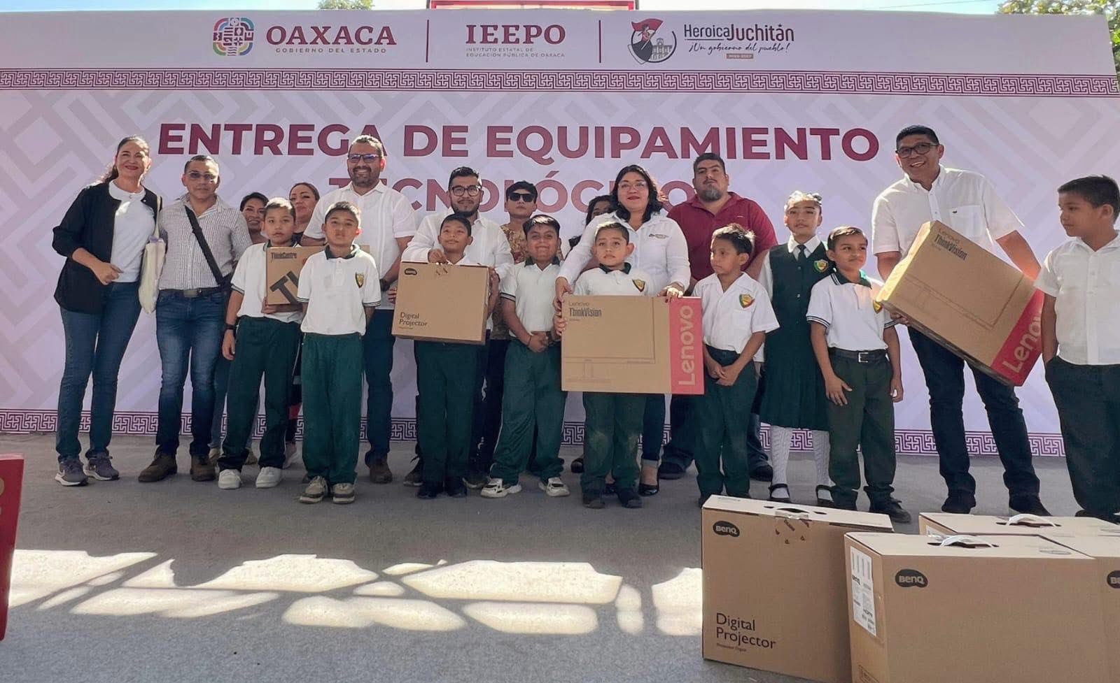 Entrega IEEPO equipamiento tecnológico a 115 escuelas de Juchitán