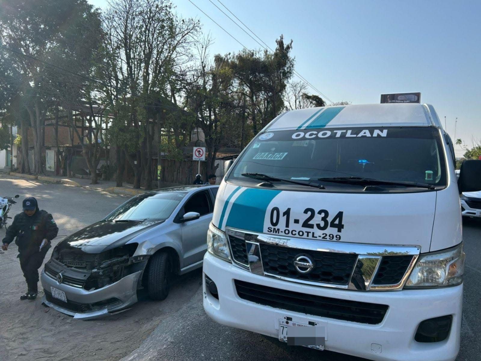 Choque por alcance deja solo daños materiales en San Antonio de la Cal.