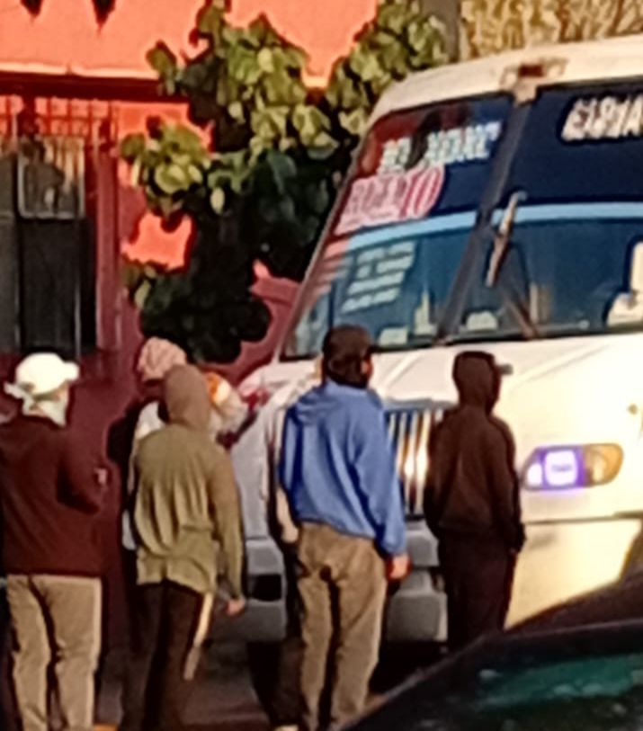 Normalistas toman camiones en 5 Señores; trasciende que rechazaron propuestas a sus demandas