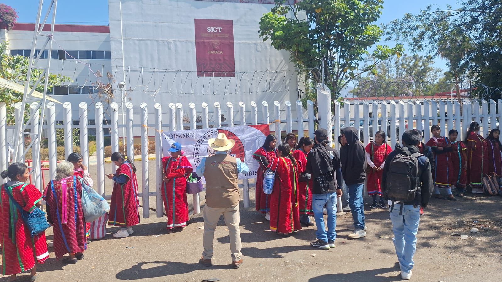 UBISORT protesta en las oficinas de la SICT en Oaxaca