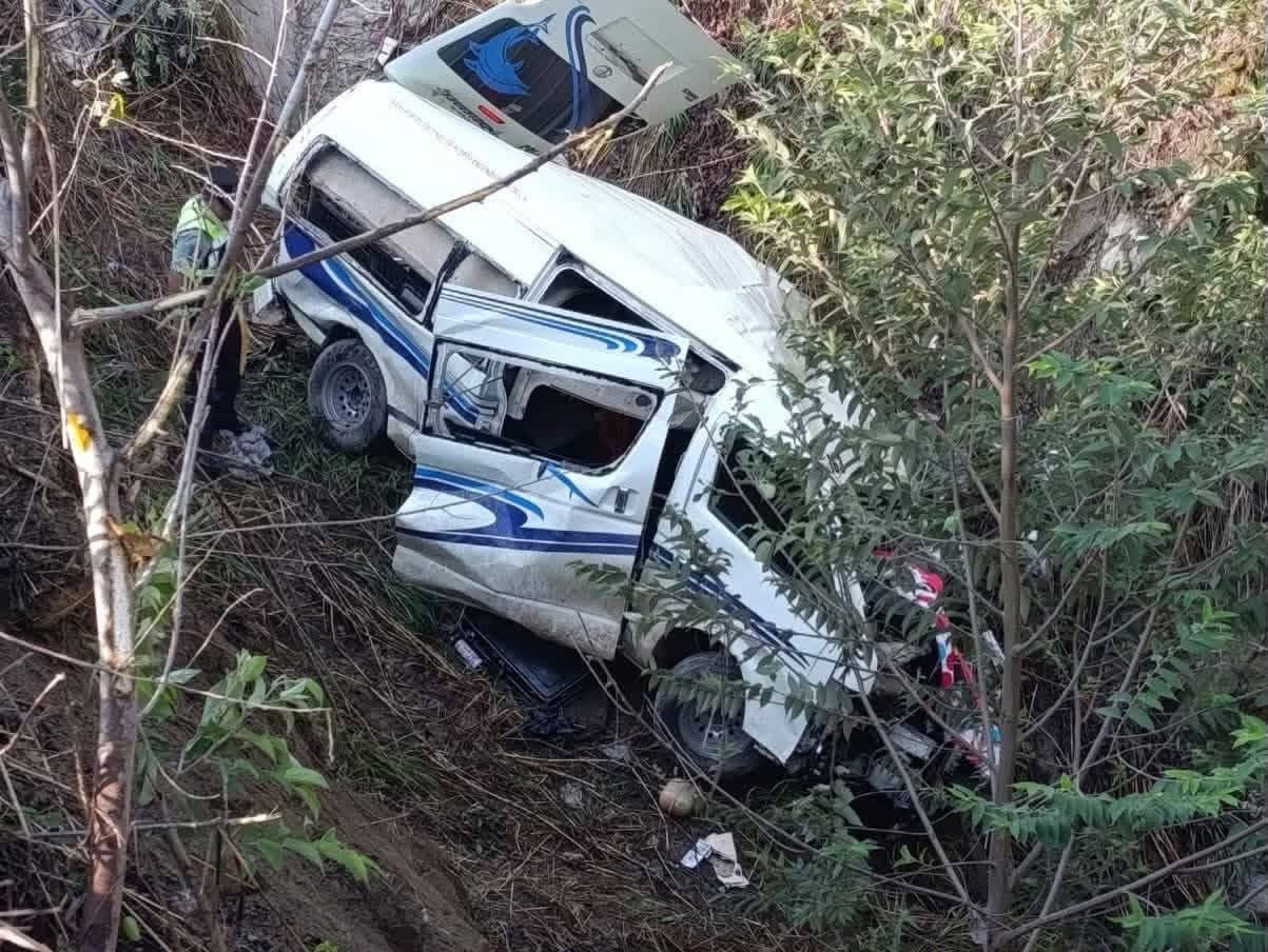 Al menos nueve personas lesionadas deja accidente de Urvan en la autopista Oaxaca – Costa