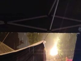 Hoy el zócalo huele a maestro limpio : Maestros de la Sección 22 resisten pese a la tormenta que sacudió la capital