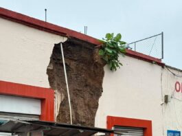 Se desgaja la fachada de una tienda en la capital