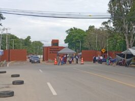 Mínimo de maestros hacen presencia en el Aeropuerto Internacional de Oaxaca