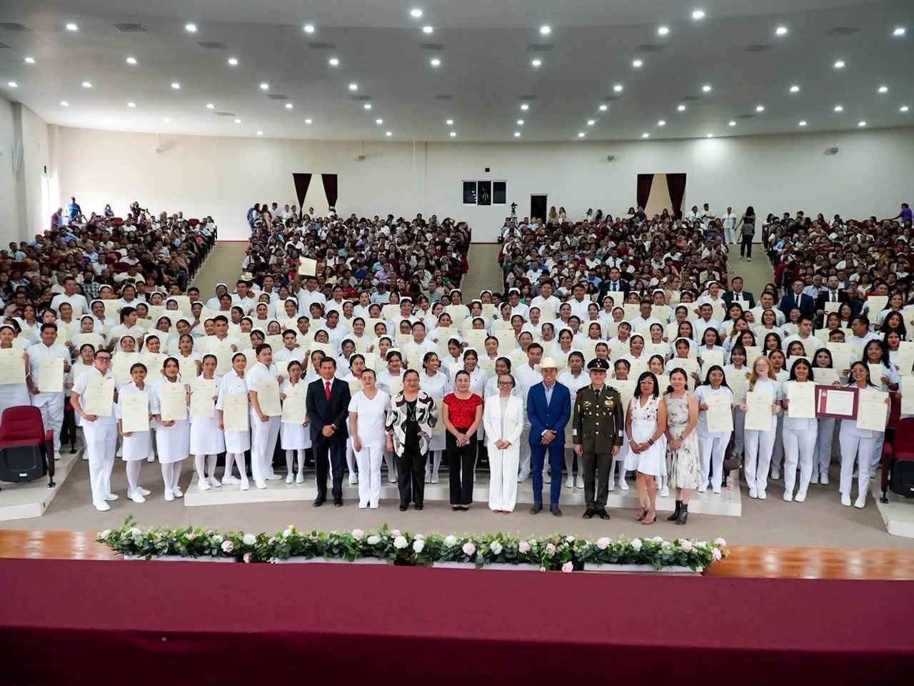 César Figueroa celebra el egreso de una nueva generación de profesionales en la UNSIS