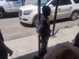 Amarran a un ladrón sobre la Calle de Aldama