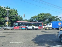 Accidente entre camión repartidor de Pepsi y Binnibús.