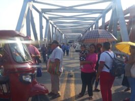 Por falta de agua potable, colonias bloquean puente de Fierro en Tehuantepec