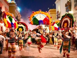 Al ritmo de la música y bailables tradicionales, miles de turistas se enamoran de la Calenda de las Culturas 2026
