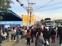 Bloquean padres de familia el crucero de Plaza Bella
