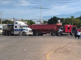 Para tener agua potable, vecinos bloquean a la altura de la Y en Zaachila