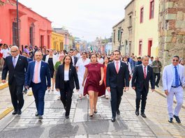 Con Desfile de Banderas, Oaxaca de Juárez fortalece el fervor patrio
