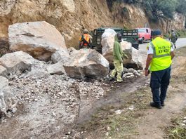 Derrumbe en carretera federal 175 por lluvias