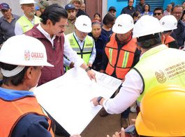 Ray Chagoya da banderazo de inicio a la rehabilitación de la calle Tuxtepec en la colonia Siete Regiones